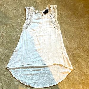 Romeo & Juliet Couture Slvls Embroidered Lace Woven Top